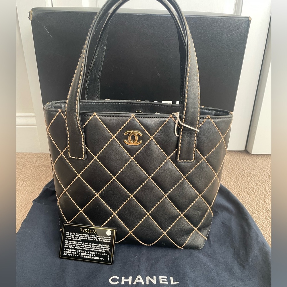 Preloved Chanel leather stitched handbag with full set